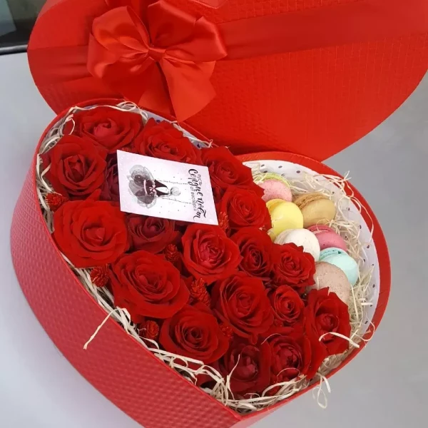 Сердце с розами и макарон
